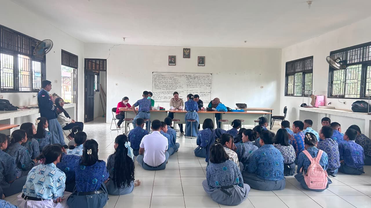 Pemeriksaan Kesehatan Siswa SMA Garing Tarantang Bersama Puskesmas Tumbang Kaman